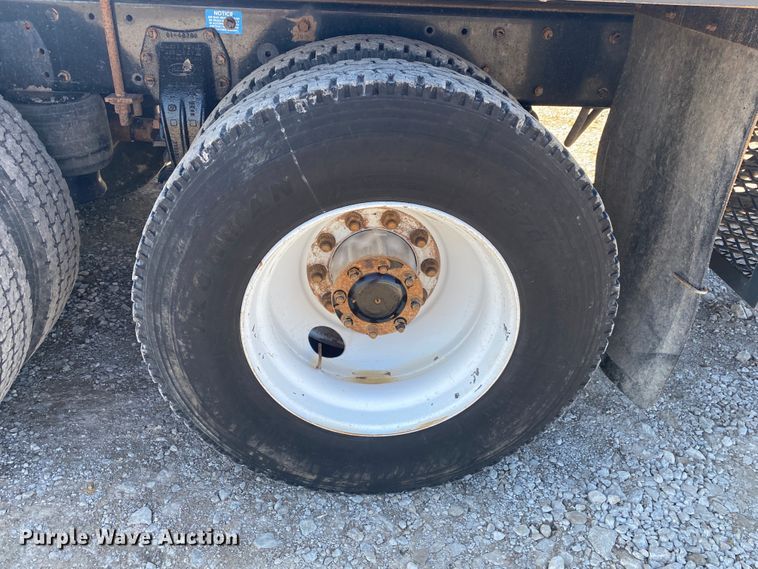 image for item JN9266 2009 Peterbilt 365  flatbed truck