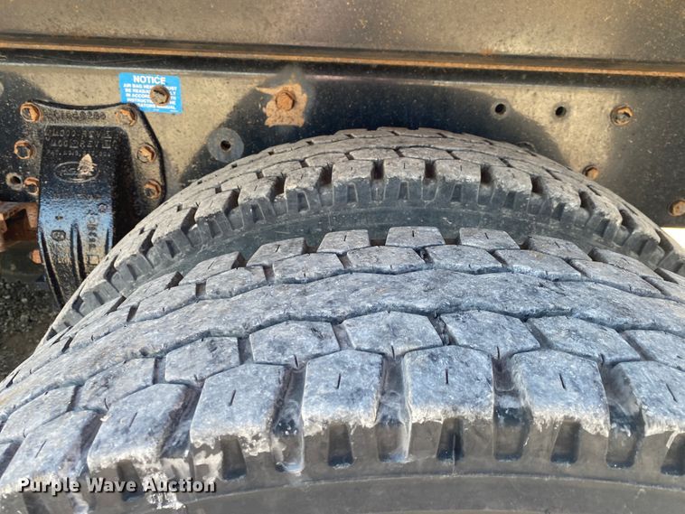 image for item JN9266 2009 Peterbilt 365  flatbed truck