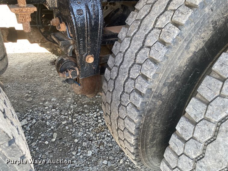 image for item JN9266 2009 Peterbilt 365  flatbed truck