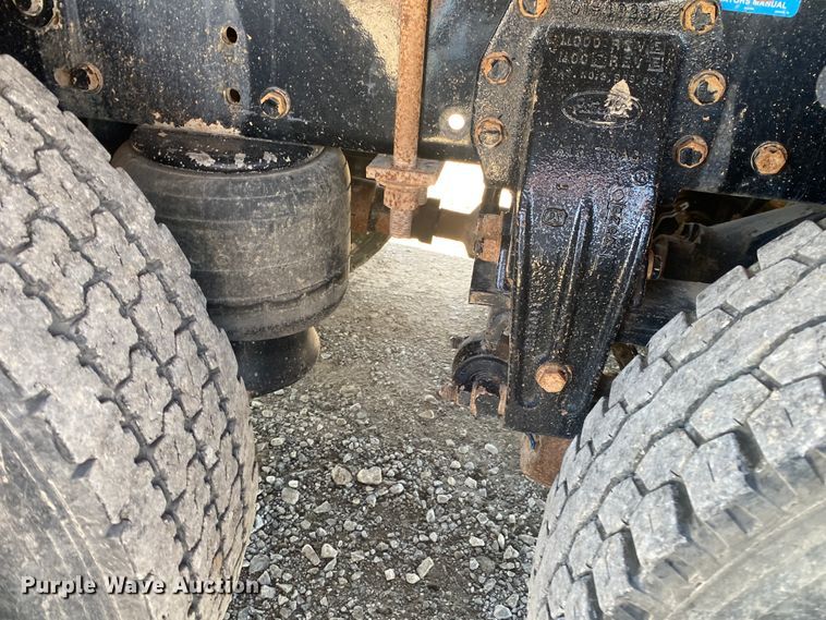 image for item JN9266 2009 Peterbilt 365  flatbed truck