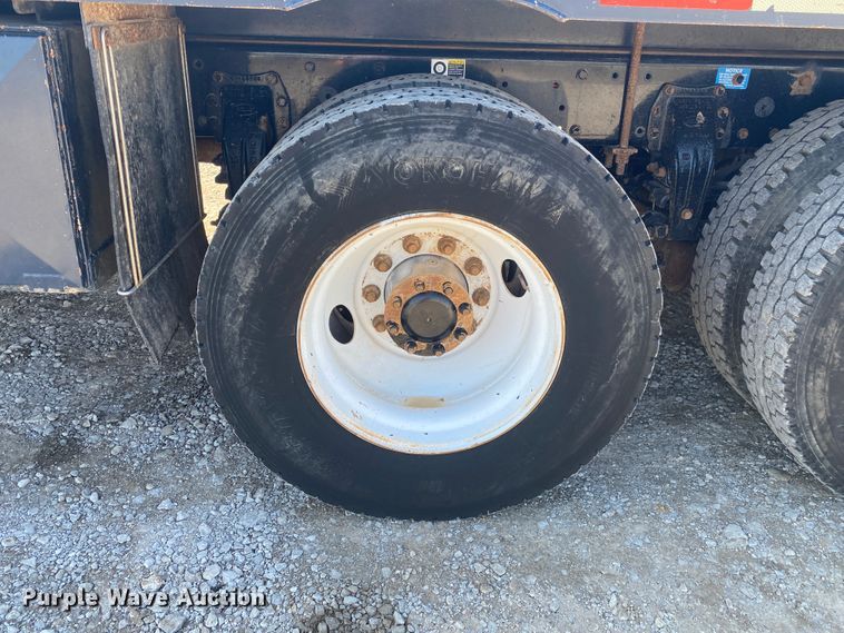 image for item JN9266 2009 Peterbilt 365  flatbed truck