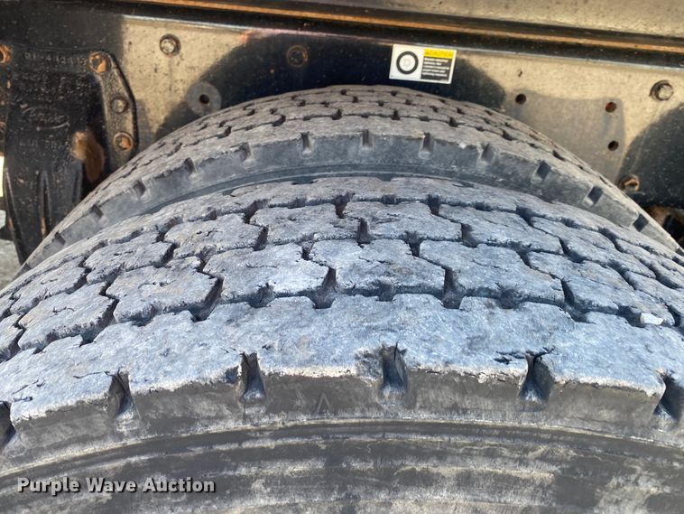 image for item JN9266 2009 Peterbilt 365  flatbed truck