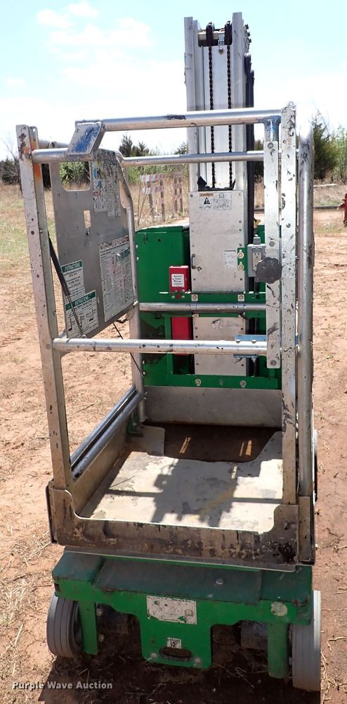 image for item JO9565 2015 Genie GR-20  vertical lift