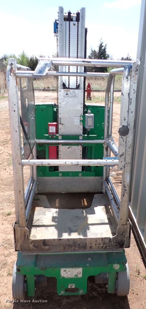 image for item JO9565 2015 Genie GR-20  vertical lift