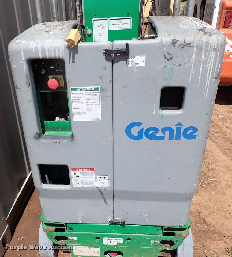 image for item JO9565 2015 Genie GR-20  vertical lift