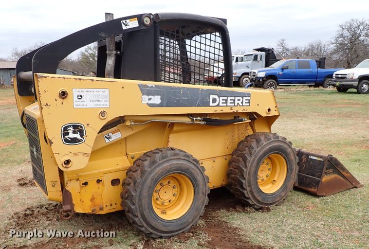 image for item JO9590 2005 John Deere 325  skid steer loader