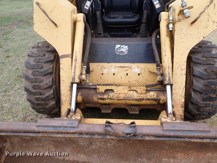 image for item JO9590 2005 John Deere 325  skid steer loader