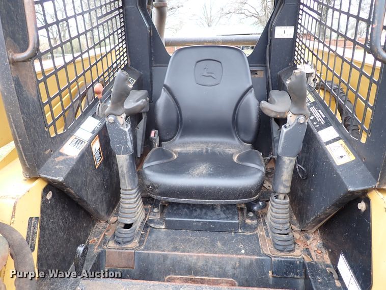 image for item JO9590 2005 John Deere 325  skid steer loader