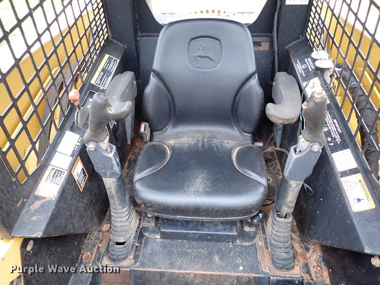image for item JO9590 2005 John Deere 325  skid steer loader