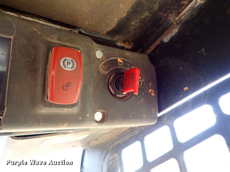 image for item JO9590 2005 John Deere 325  skid steer loader