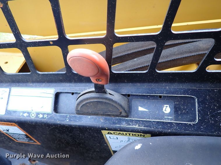 image for item JO9590 2005 John Deere 325  skid steer loader