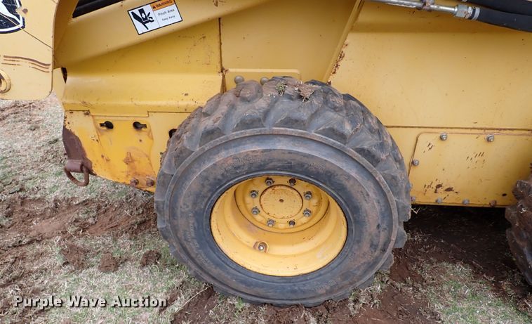 image for item JO9590 2005 John Deere 325  skid steer loader