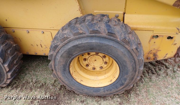 image for item JO9590 2005 John Deere 325  skid steer loader