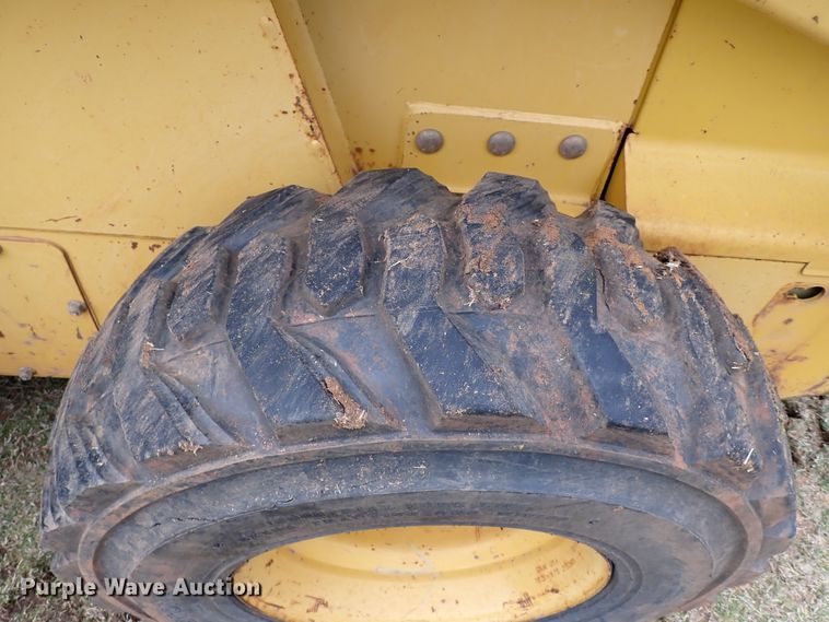 image for item JO9590 2005 John Deere 325  skid steer loader