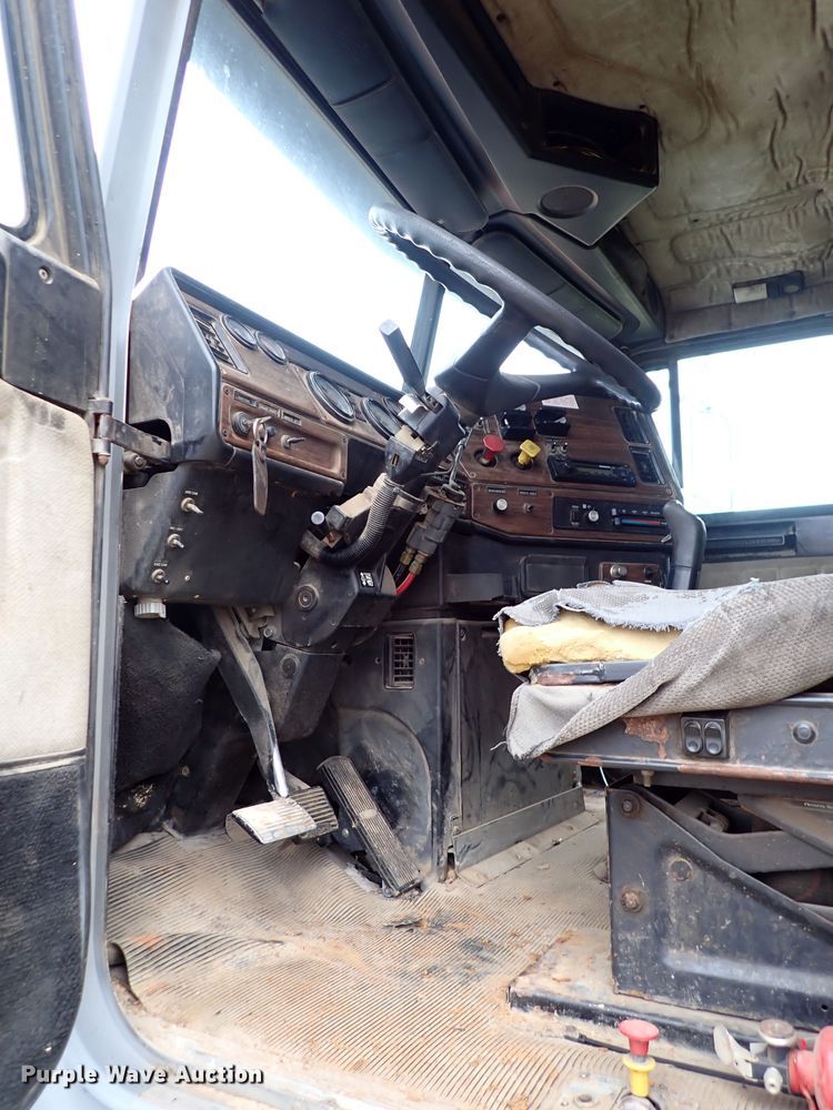 image for item JO9594 1997 Freightliner FLD112  dump truck