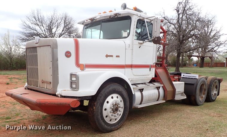 image for item JO9595 1990 International Eagle  winch truck