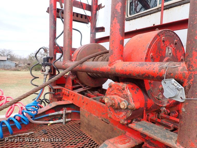 image for item JO9595 1990 International Eagle  winch truck