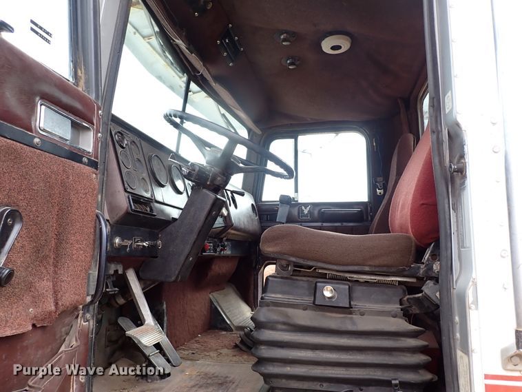 image for item JO9595 1990 International Eagle  winch truck