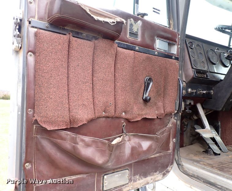 image for item JO9595 1990 International Eagle  winch truck