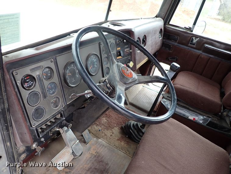 image for item JO9595 1990 International Eagle  winch truck