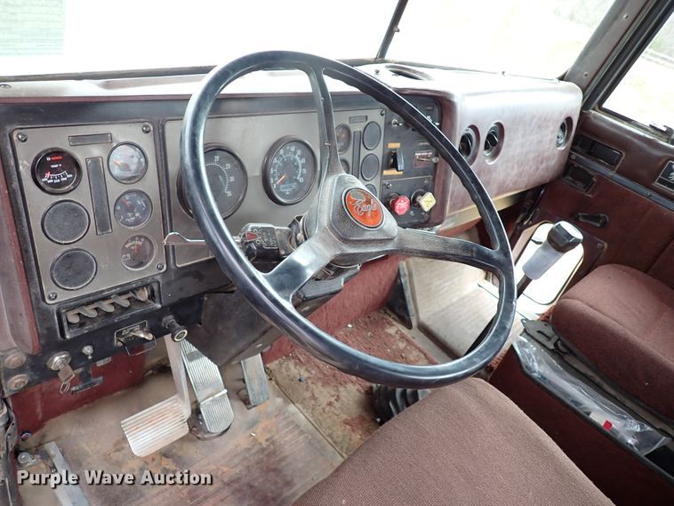 image for item JO9595 1990 International Eagle  winch truck