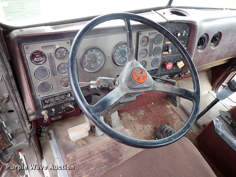 image for item JO9595 1990 International Eagle  winch truck