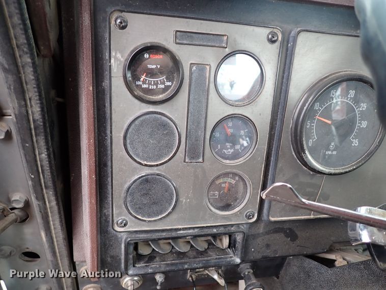 image for item JO9595 1990 International Eagle  winch truck