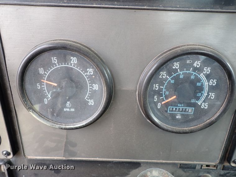 image for item JO9595 1990 International Eagle  winch truck