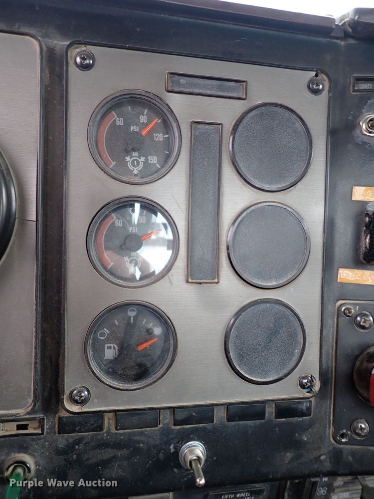 image for item JO9595 1990 International Eagle  winch truck
