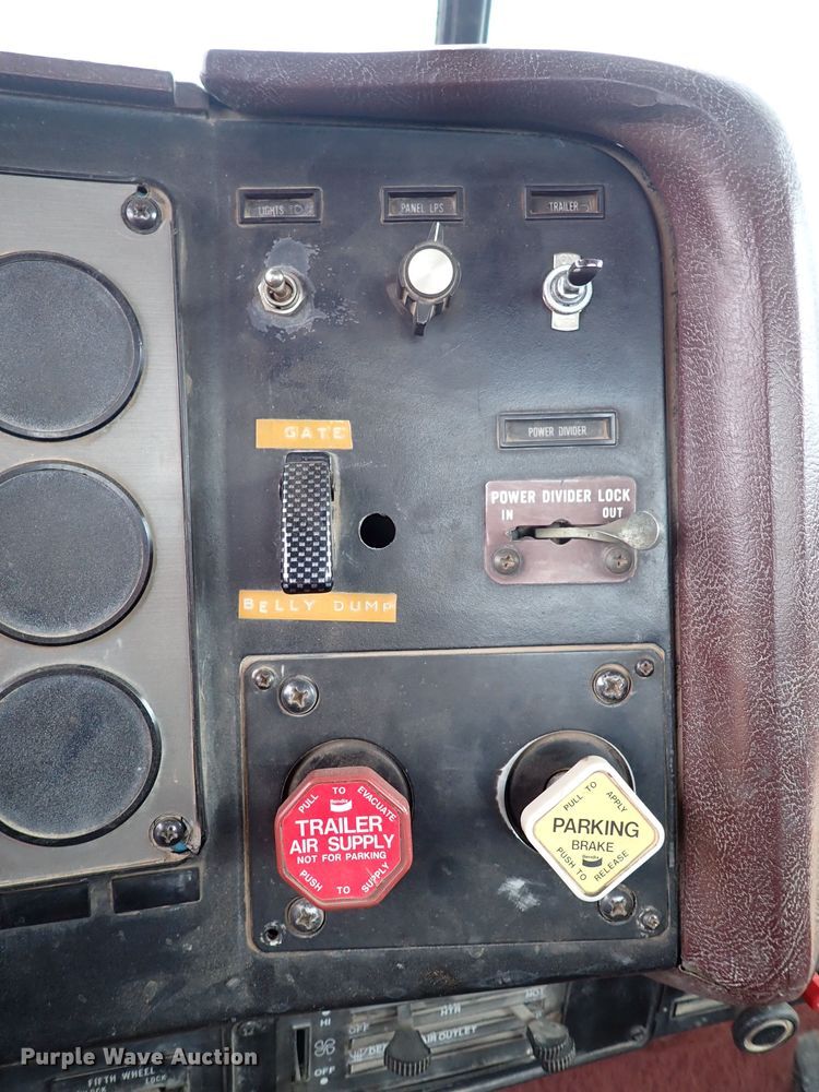 image for item JO9595 1990 International Eagle  winch truck