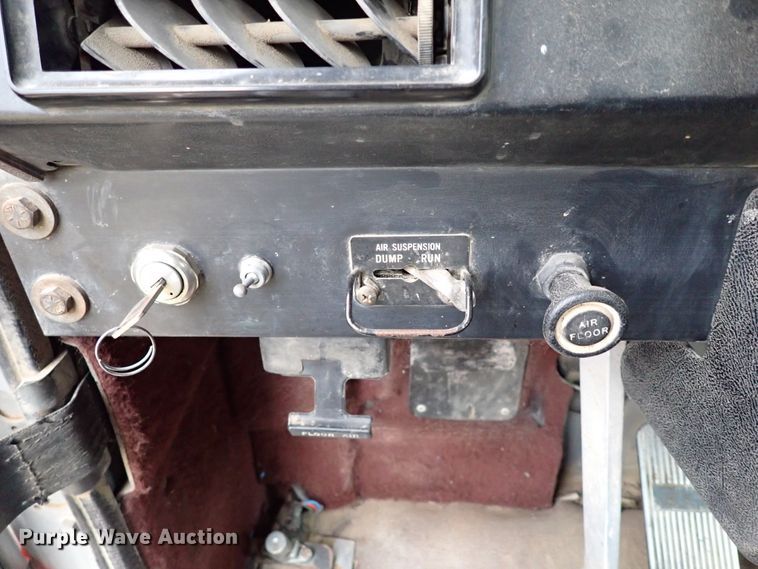 image for item JO9595 1990 International Eagle  winch truck