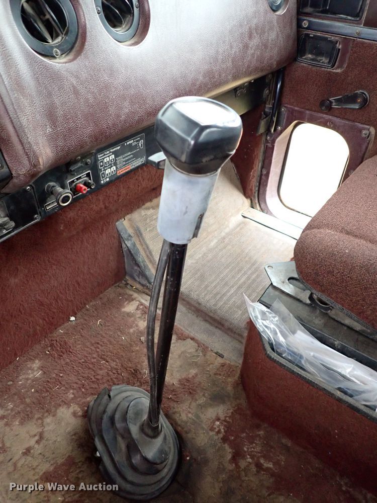 image for item JO9595 1990 International Eagle  winch truck
