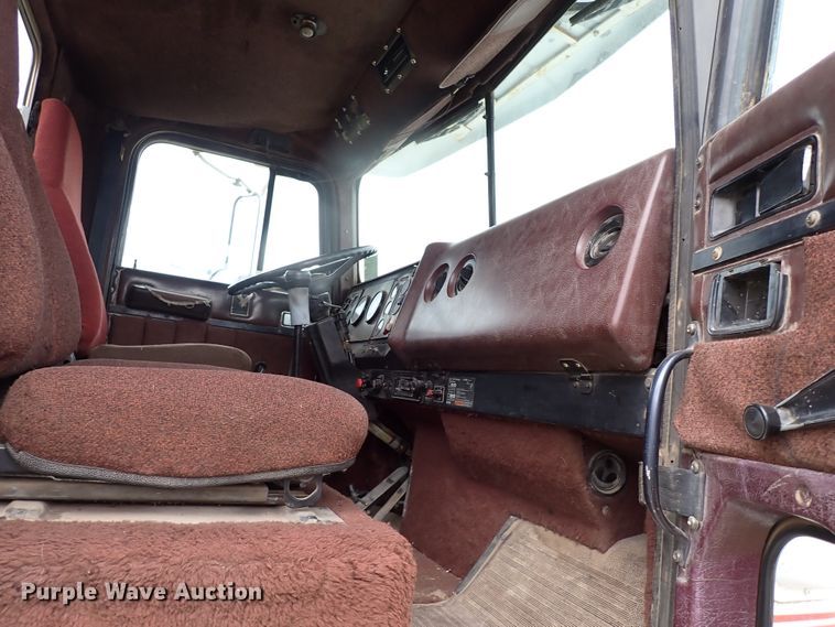 image for item JO9595 1990 International Eagle  winch truck