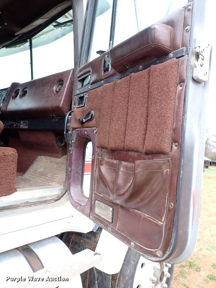 image for item JO9595 1990 International Eagle  winch truck