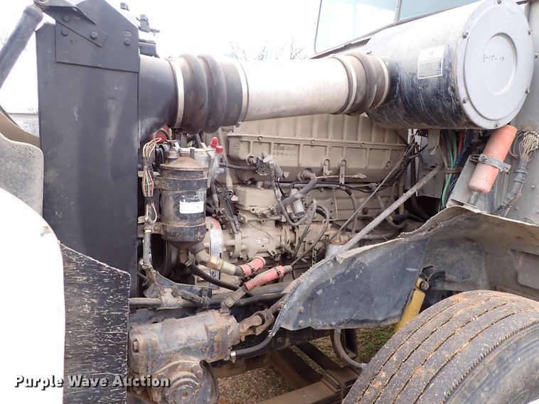 image for item JO9595 1990 International Eagle  winch truck