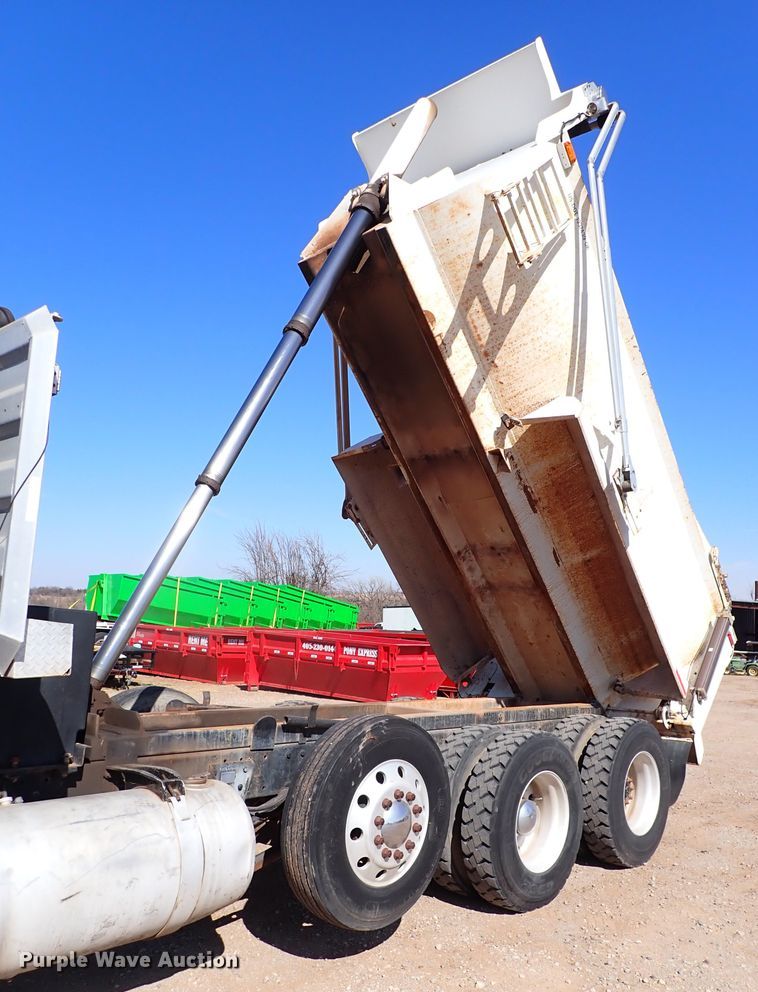 image for item JO9739 1994 Peterbilt 379  dump truck