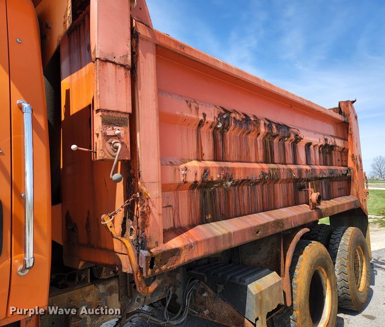 image for item KE9881 2005 International 7400  dump truck