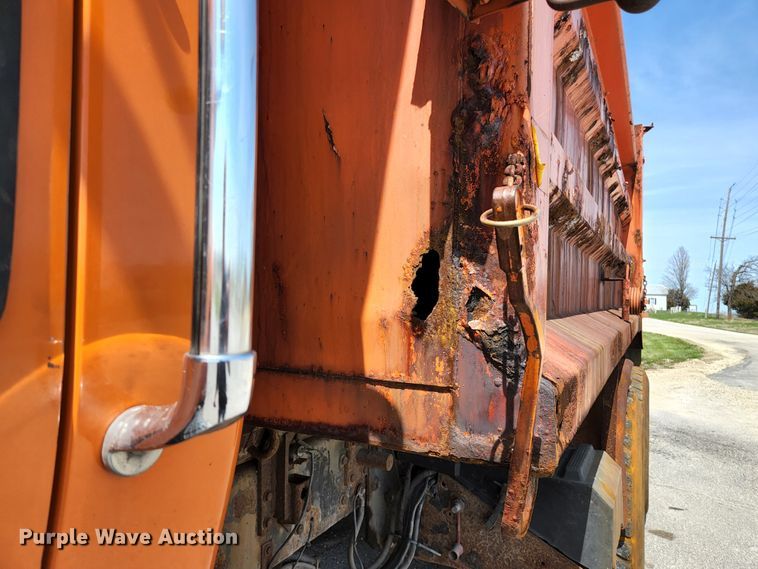 image for item KE9881 2005 International 7400  dump truck