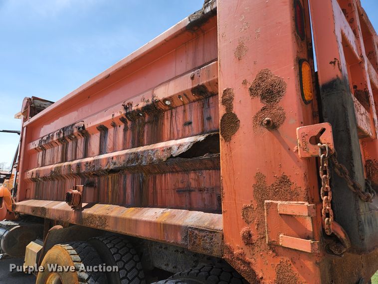 image for item KE9881 2005 International 7400  dump truck