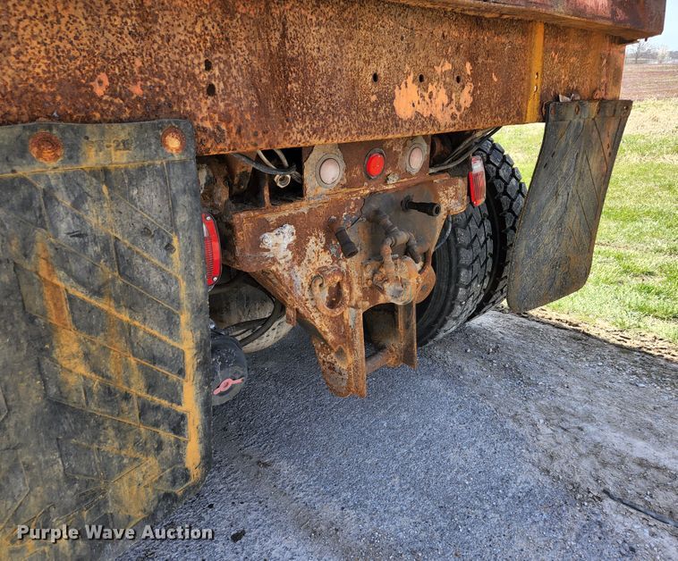 image for item KE9881 2005 International 7400  dump truck