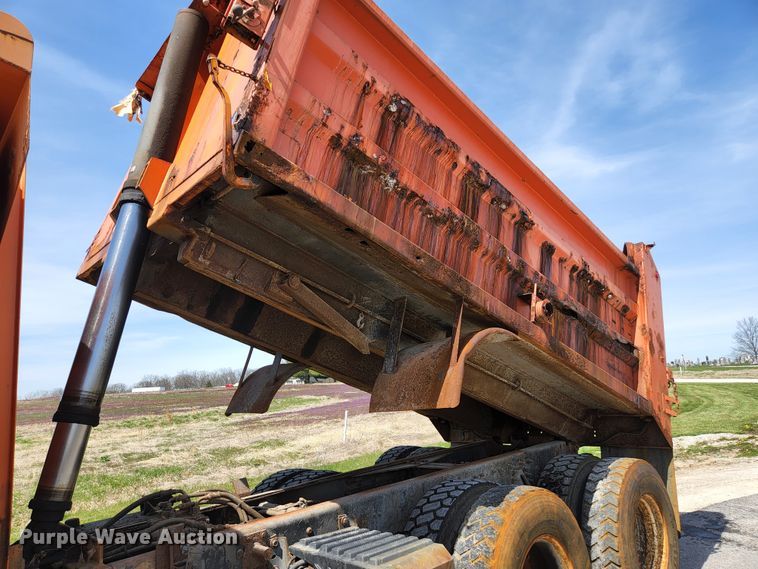 image for item KE9881 2005 International 7400  dump truck