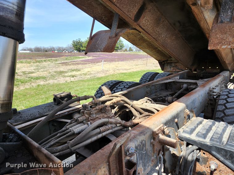 image for item KE9881 2005 International 7400  dump truck