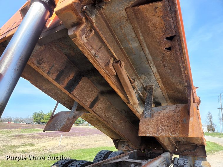 image for item KE9881 2005 International 7400  dump truck