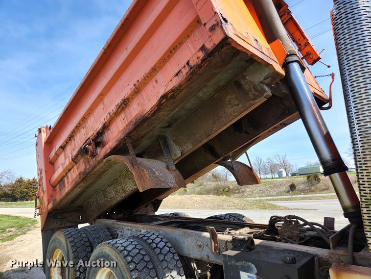image for item KE9881 2005 International 7400  dump truck