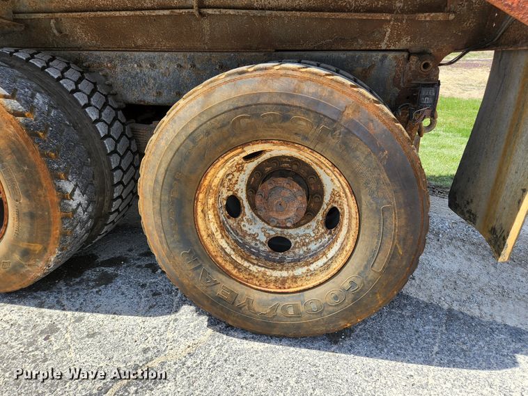 image for item KE9881 2005 International 7400  dump truck