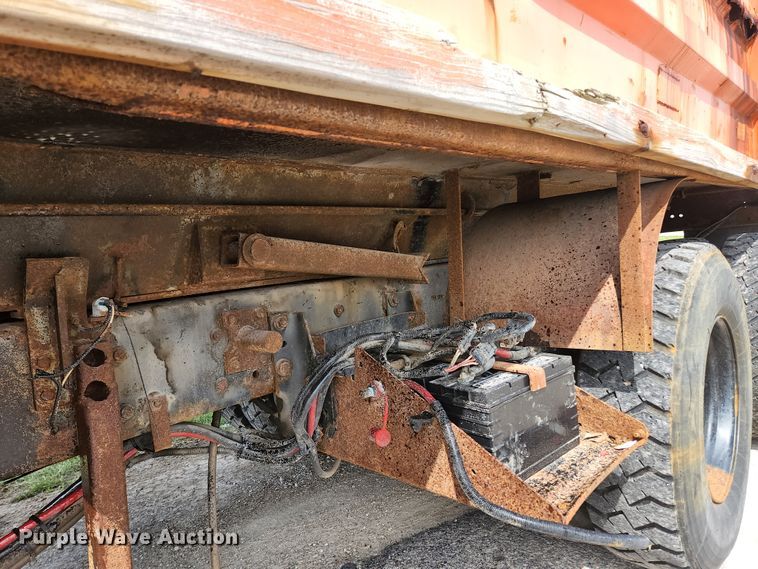 image for item KE9883 2005 International 7400  dump truck