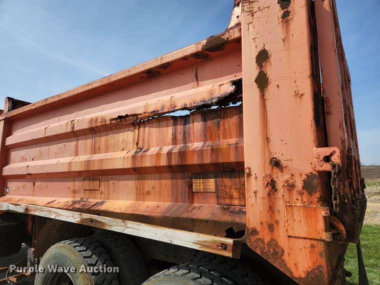 image for item KE9883 2005 International 7400  dump truck