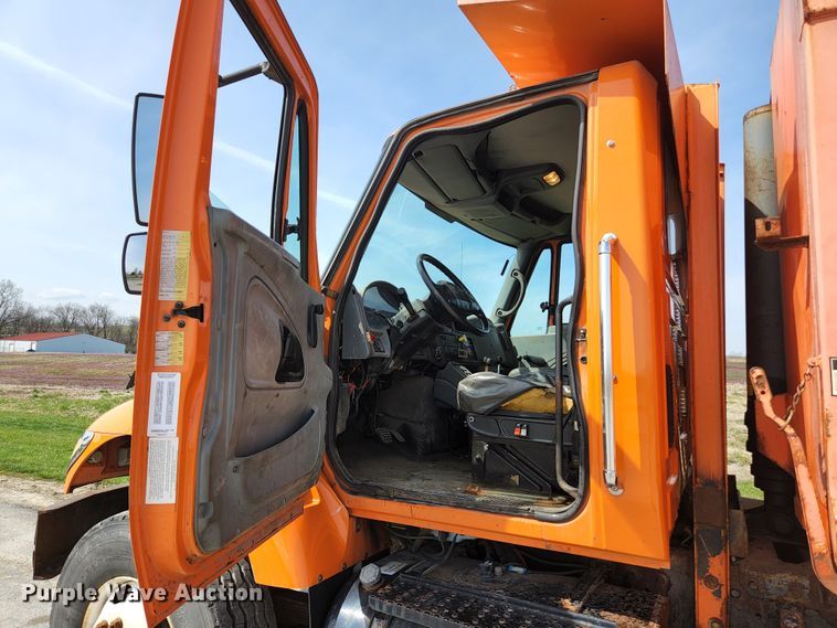 image for item KE9883 2005 International 7400  dump truck