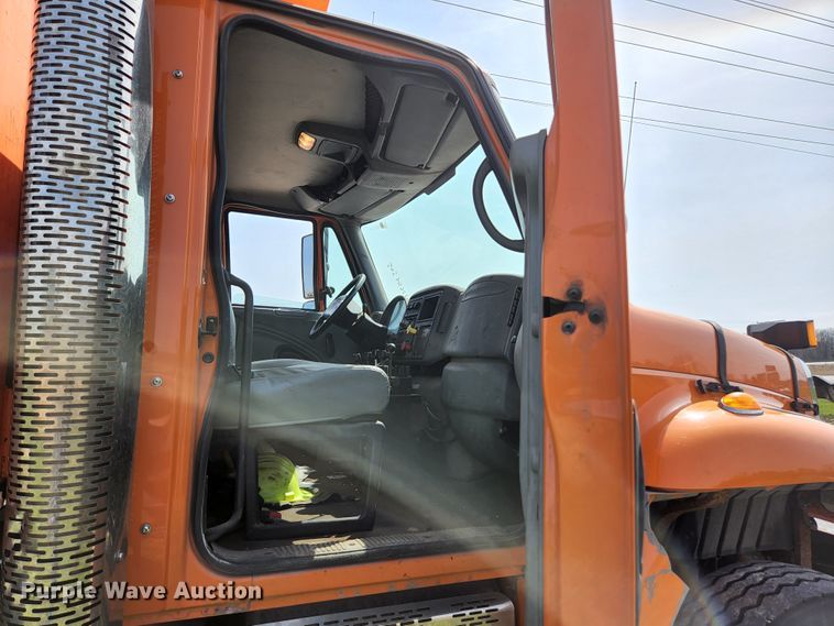 image for item KE9883 2005 International 7400  dump truck