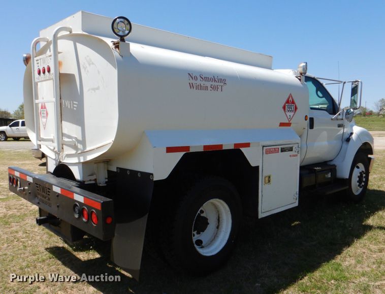image for item KP9220 2006 Ford F750 Super Duty  fuel truck